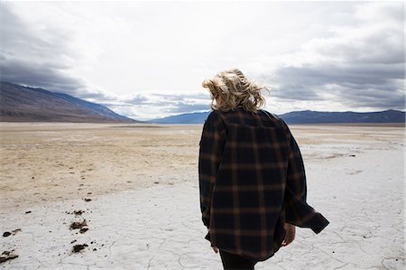 Woman walking in Death Valley National Park, California, US Stock Photo - Premium Royalty-Free, Code: 614-08885053