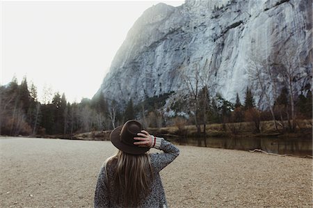 simsearch:614-09026465,k - Rear view of woman holding hat looking out at mountain, Yosemite National Park, California, USA Stock Photo - Premium Royalty-Free, Code: 614-08880785