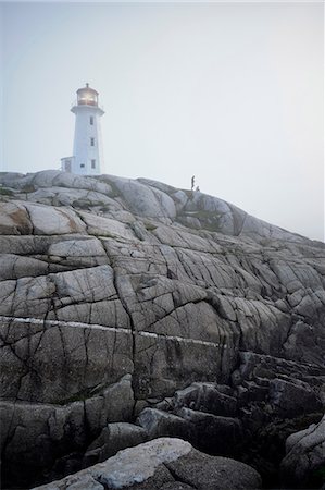 faro - Couple on rocks by lighthouse, Peggy's Cove, Nova Scotia, Canada Foto de stock - Sin royalties Premium, Código: 614-08880781