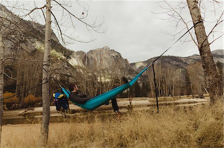 simsearch:614-09276315,k - Man reclining in hammock looking out at landscape, Yosemite National Park, California, USA Photographie de stock - Premium Libres de Droits, Code: 614-08880791