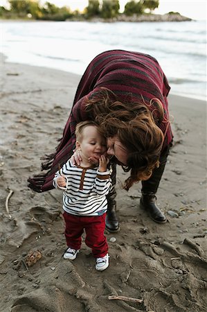 simsearch:614-08991224,k - Mother on beach kissing baby boy on cheek, Toronto, Ontario, Canada Stockbilder - Premium RF Lizenzfrei, Bildnummer: 614-08880811