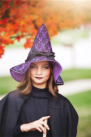 simsearch:614-08880866,k - Girl dressed as witch for Halloween Stockbilder - Premium RF Lizenzfrei, Bildnummer: 614-08880867