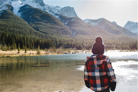 Young boy beside river, rear view, Three Sisters, Rocky Mountains, Canmore, Alberta, Canada Foto de stock - Sin royalties Premium, Código: 614-08880916