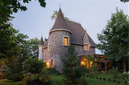2006 reproduction of a 16th century grey stone and mortar Renaissance castle style residential home facade, at dusk, in summer, Quebec, Canada Photographie de stock - Premium Libres de Droits, Code: 614-08881129