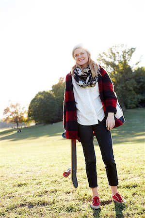 simsearch:614-08884464,k - Portrait of young female skateboarder in sunlit park Stockbilder - Premium RF Lizenzfrei, Bildnummer: 614-08881151