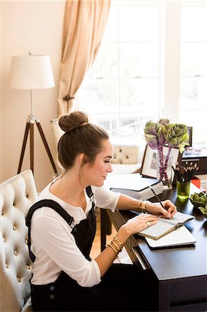 pencil (writing instrument) - Female fashion and lifestyle blogger writing in notebook at desk Foto de stock - Sin royalties Premium, Código: 614-08881178