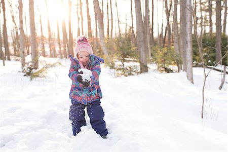 simsearch:614-08126589,k - Girl playing with snow, Peterborough, Ontario Photographie de stock - Premium Libres de Droits, Code: 614-08881170