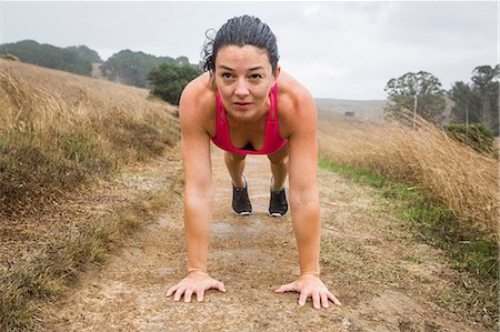 simsearch:614-09211267,k - Mid adult woman training, doing push ups on dirt track Stockbilder - Premium RF Lizenzfrei, Bildnummer: 614-08881188