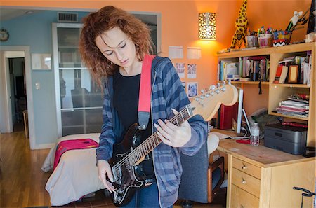 simsearch:614-00658816,k - Teenager playing electric guitar in bedroom Photographie de stock - Premium Libres de Droits, Code: 614-08881244