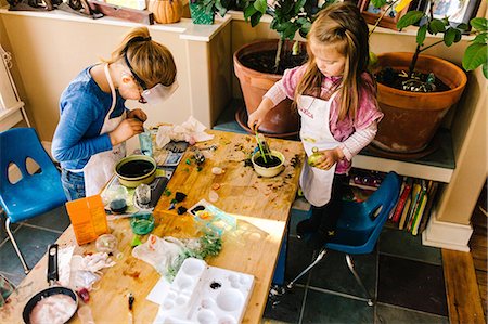 simsearch:614-08946604,k - Two girls doing science experiments at messy table Foto de stock - Royalty Free Premium, Número: 614-08881306