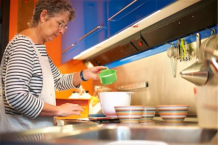 simsearch:614-08881367,k - Senior woman in kitchen, measuring ingredients into mixing bowl Photographie de stock - Premium Libres de Droits, Code: 614-08881365