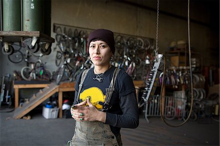 Portrait of female metalsmith in workshop Fotografie stock - Premium Royalty-Free, Codice: 614-08881410
