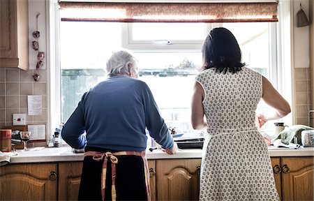 Mother and adult daughter washing dishes together Foto de stock - Sin royalties Premium, Código: 614-08881467