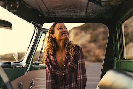 surfen - Happy young woman at pickup truck door at Newport Beach, California, USA Stockbilder - Premium RF Lizenzfrei, Bildnummer: 614-08881460