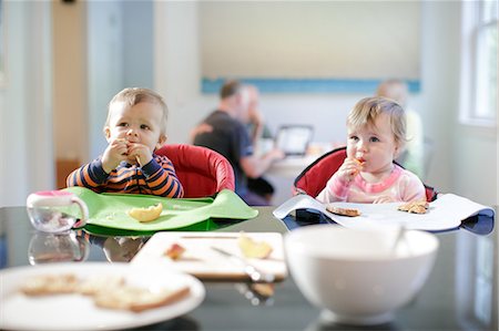 simsearch:649-08306549,k - Male and female toddlers at kitchen counter eating breakfast Foto de stock - Sin royalties Premium, Código: 614-08908413