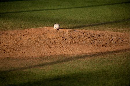 simsearch:614-08876577,k - Baseball ball on sand mound on baseball field Foto de stock - Royalty Free Premium, Número: 614-08908449