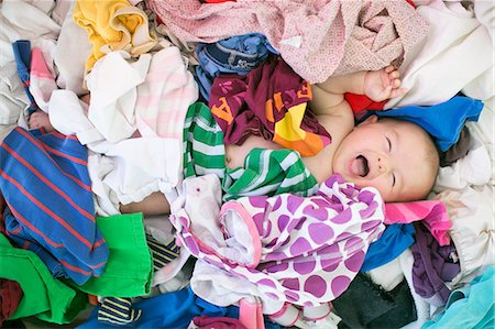 simsearch:614-06442839,k - Overhead view of yawning baby girl lying amongst laundry Stockbilder - Premium RF Lizenzfrei, Bildnummer: 614-08908443