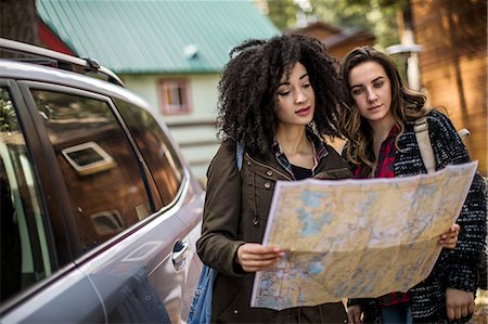 simsearch:614-08578427,k - Two friends standing beside car, looking at map Stock Photo - Premium Royalty-Free, Code: 614-08908570