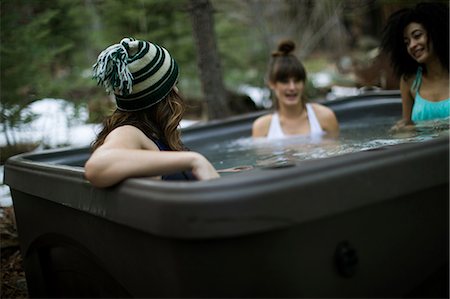 pictures of happy adults - Three friends relaxing in hot tub Photographie de stock - Premium Libres de Droits, Code: 614-08908596