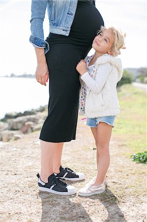 simsearch:614-08726746,k - Cropped shot of pregnant mother and daughter at coast Foto de stock - Royalty Free Premium, Número: 614-08908669