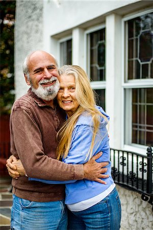 simsearch:614-08884947,k - Portrait of senior couple, hugging, smiling Foto de stock - Royalty Free Premium, Número: 614-08926152