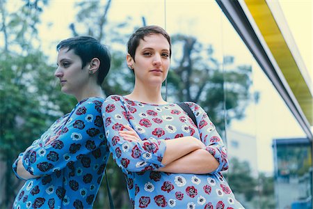 simsearch:614-08827383,k - Portrait of woman leaning against mirrored window, arms folded Photographie de stock - Premium Libres de Droits, Code: 614-08926164