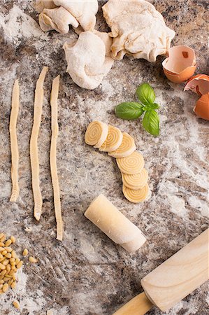 simsearch:614-06897665,k - Ingredients for fresh pasta on floured surface, elevated view Foto de stock - Sin royalties Premium, Código: 614-08926191