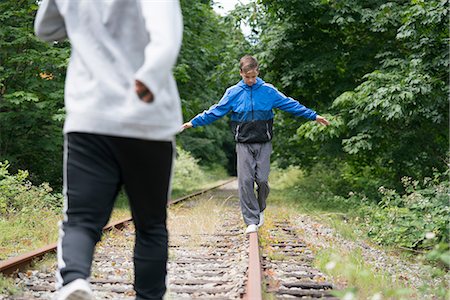 simsearch:614-08926342,k - Teenage boys walking on railway track, Pacific Rim National Park, Vancouver Island, Canada Stockbilder - Premium RF Lizenzfrei, Bildnummer: 614-08926306