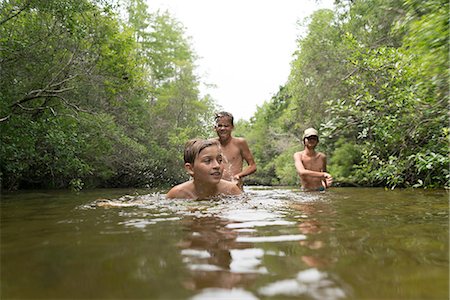 simsearch:614-08926342,k - Teenage boys swimming in lake, Niceville, Florida, USA Stockbilder - Premium RF Lizenzfrei, Bildnummer: 614-08926340