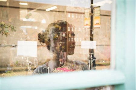 Reflection of woman in shop window Foto de stock - Sin royalties Premium, Código: 614-08926365