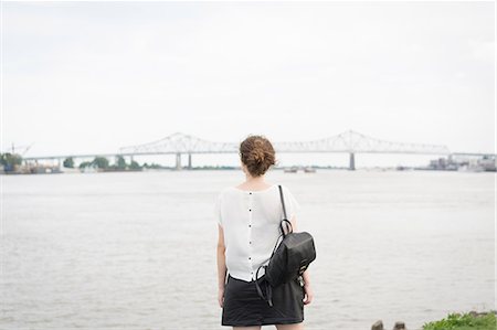 french quarter - Rear view of woman looking at New orleans bridge, Mississippi river, French Quarter, New Orleans, Louisiana, USA Foto de stock - Sin royalties Premium, Código: 614-08926367