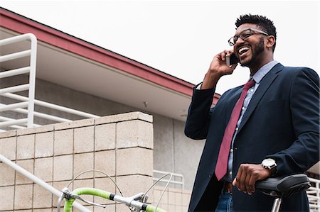 simsearch:614-08926457,k - Young businessman making smartphone call on railway station platform Foto de stock - Sin royalties Premium, Código: 614-08926451