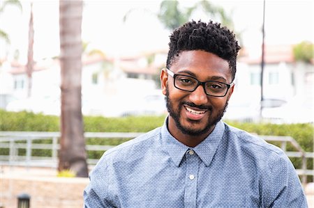 simsearch:614-08926457,k - Portrait of happy young man in spectacles on rail station platform Foto de stock - Sin royalties Premium, Código: 614-08926460