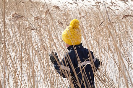 simsearch:614-09212275,k - Boy walking through long grass, in snow covered landscape, rear view Photographie de stock - Premium Libres de Droits, Code: 614-08926536