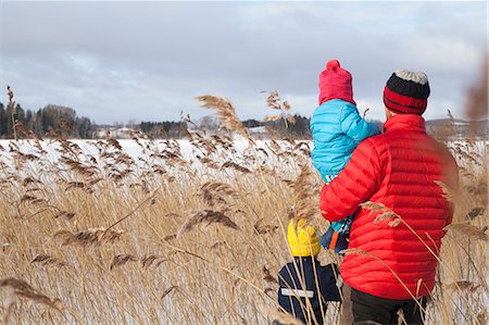 simsearch:614-03903006,k - Father and two sons walking through long grass, in snow covered landscape, rear view Photographie de stock - Premium Libres de Droits, Code: 614-08926540