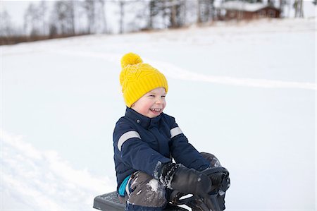 simsearch:628-01495418,k - Young boy sitting on sledge, in snow covered landscape Foto de stock - Sin royalties Premium, Código: 614-08926554