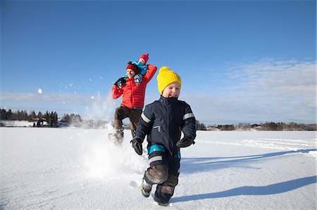 simsearch:614-03903006,k - Father and two sons fooling around, running through snow covered landscape Photographie de stock - Premium Libres de Droits, Code: 614-08926565