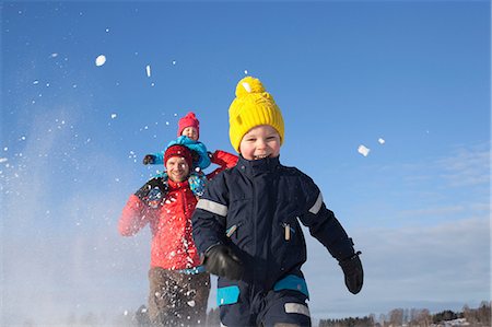 simsearch:614-03903006,k - Father and two sons fooling around, running through snow covered landscape Photographie de stock - Premium Libres de Droits, Code: 614-08926562