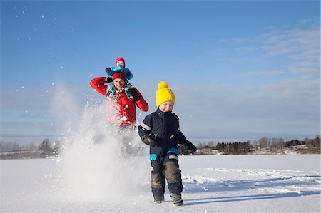 simsearch:614-03903006,k - Father and two sons fooling around, running through snow covered landscape Photographie de stock - Premium Libres de Droits, Code: 614-08926563