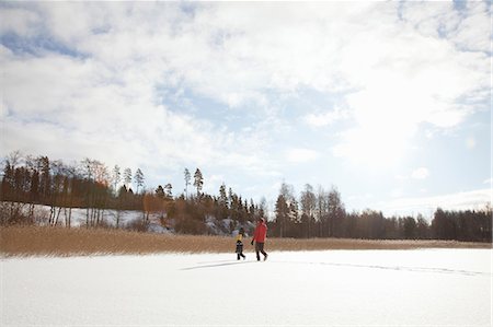 simsearch:614-03903006,k - Father and two sons, walking through snow covered landscape Photographie de stock - Premium Libres de Droits, Code: 614-08926574