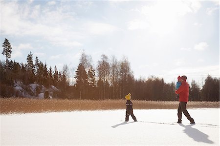 simsearch:614-03903006,k - Father and two sons, walking through snow covered landscape Photographie de stock - Premium Libres de Droits, Code: 614-08926573