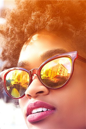 simsearch:614-08884812,k - Close up portrait of young female fashion blogger with afro hair and mirrored sunglasses, New York, USA Photographie de stock - Premium Libres de Droits, Code: 614-08926687