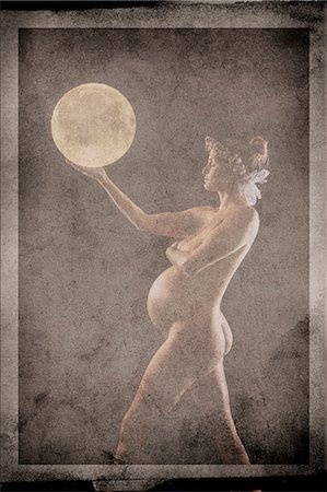 pregnancy nude - Nude, pregnant woman, holding moon in hand, digital composite Foto de stock - Sin royalties Premium, Código: 614-08926704