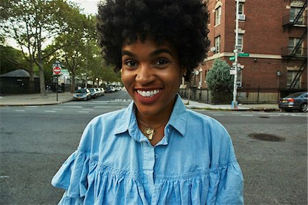 simsearch:614-08884812,k - Portrait of young female fashion blogger with afro hair on urban street, New York, USA Photographie de stock - Premium Libres de Droits, Code: 614-08926700