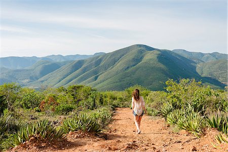 simsearch:6126-09267099,k - Woman walking along dirt pathway, rear view, Hierve el Agua, Oaxaca, Mexico. Stockbilder - Premium RF Lizenzfrei, Bildnummer: 614-08946164