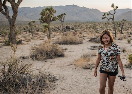 simsearch:649-09156185,k - Young woman in Joshua Tree National Park at dusk, California, USA Foto de stock - Royalty Free Premium, Número: 614-08946319