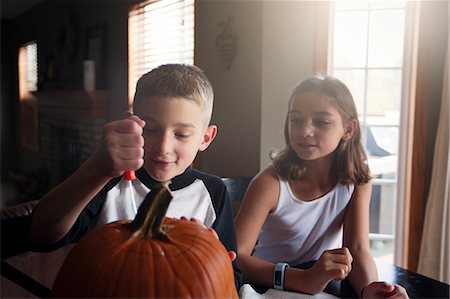 pumpkin carving - Children carving pumpkin Stock Photo - Premium Royalty-Free, Code: 614-08946337