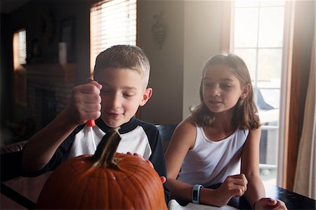 Children carving pumpkin Foto de stock - Sin royalties Premium, Código: 614-08946337