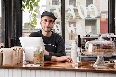 Male employee in cafe, New York, USA Photographie de stock - Premium Libres de Droits, Code: 614-08946545