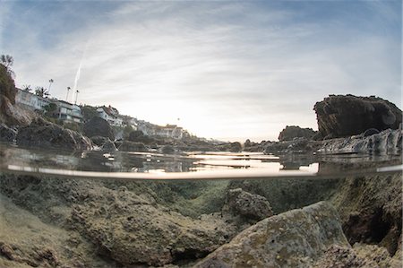 debajo - Above and below view from coastal rock pool, Laguna Beach, California, USA Foto de stock - Sin royalties Premium, Código: 614-08946542